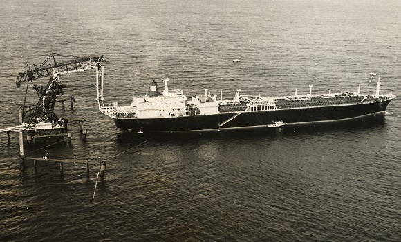 Carrier the GADINIA loading in November 1980, with the 1000th cargo of oil & gas for Japan